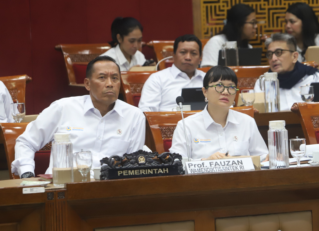 Komisi X DPR menggelar raker dengan Mendiktiristek membahasPenjelasan mengenai pemerataan dampak bencana pada pendidikan dan langkah-langkah yang sedang dan akan dilakakukan (Ashar/SinPo.id)