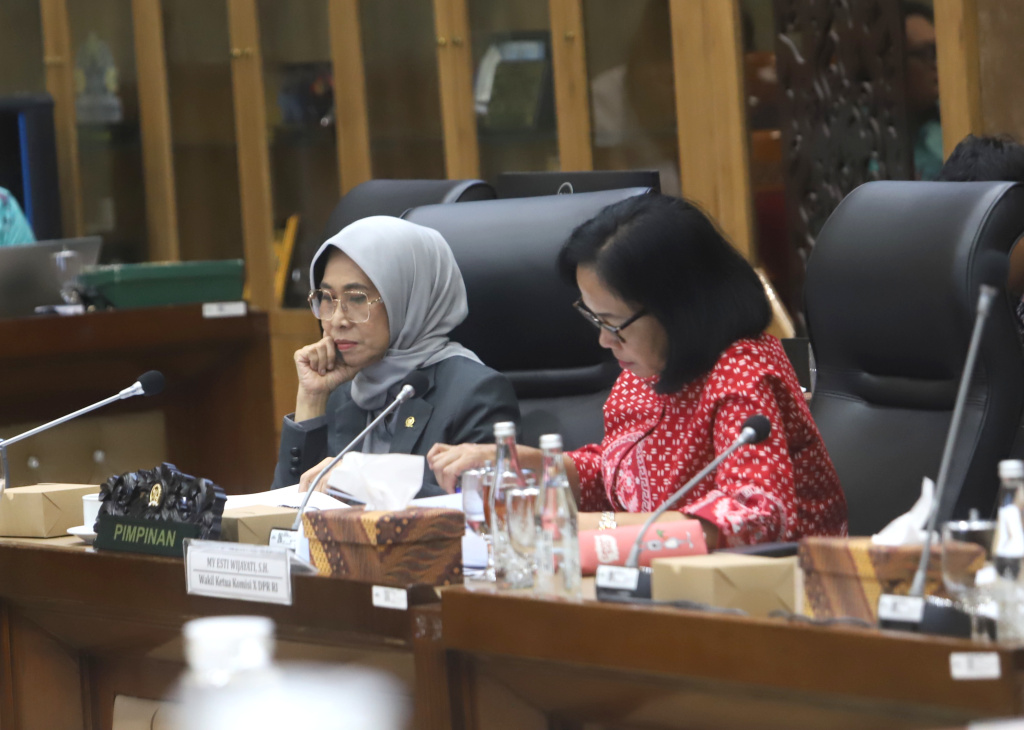 Komisi X DPR menggelar raker dengan Mendiktiristek membahasPenjelasan mengenai pemerataan dampak bencana pada pendidikan dan langkah-langkah yang sedang dan akan dilakakukan (Ashar/SinPo.id)