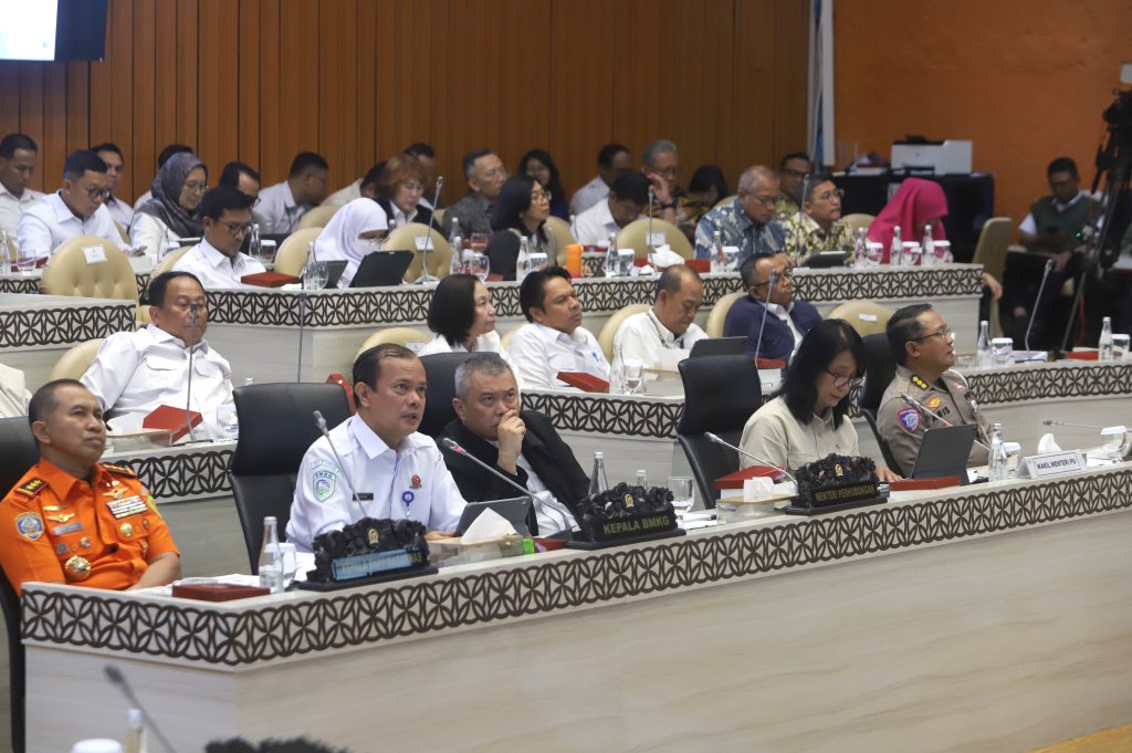 Komisi X DPR menggelar raker dengan Mendiktiristek membahasPenjelasan mengenai pemerataan dampak bencana pada pendidikan dan langkah-langkah yang sedang dan akan dilakakukan (Ashar/SinPo.id)