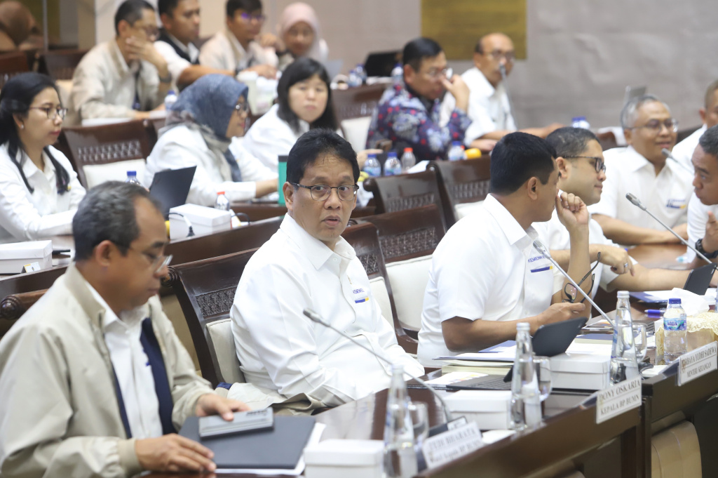 Komisi XI DPR menggelar raker dengan Menkeu Purbaya Yudhi Sadewa dan Dirjen Bea dan Cukai Djaka Budi Utama membahas pengaturan dan pengawasan Bea keluar (Ashar/SinPo.id)