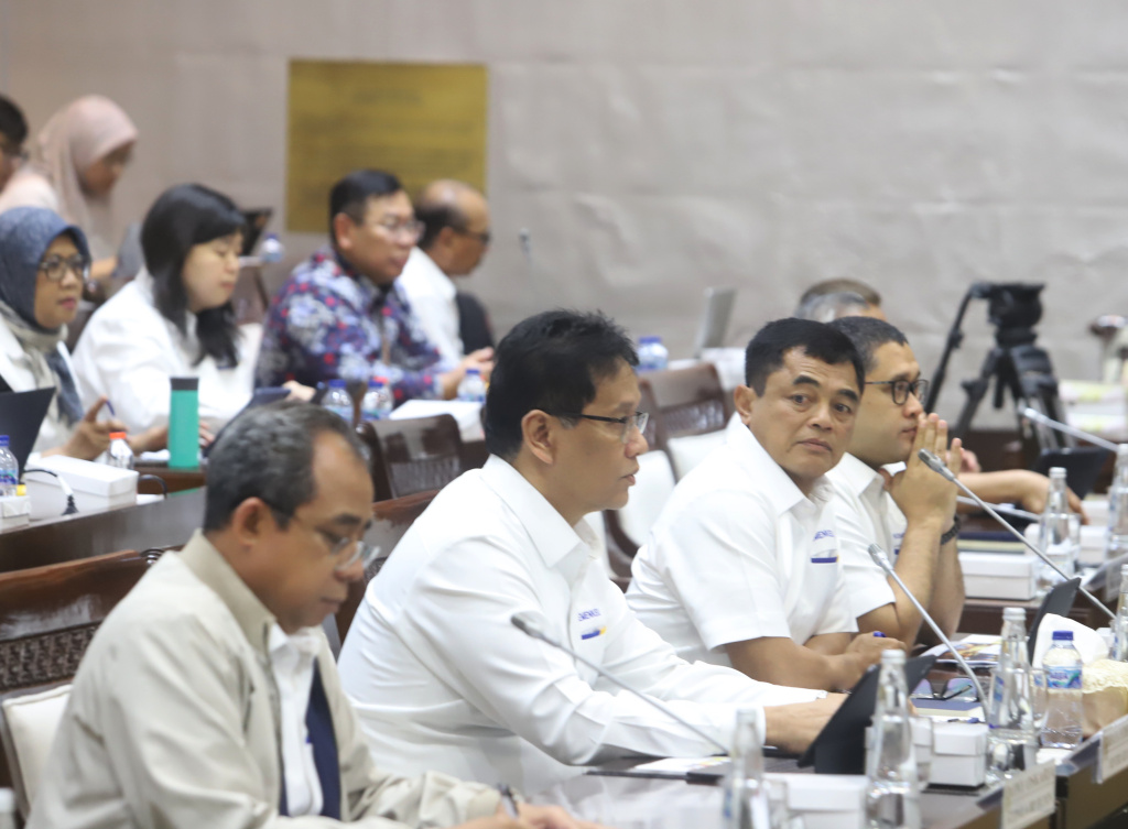 Komisi XI DPR menggelar raker dengan Menkeu Purbaya Yudhi Sadewa dan Dirjen Bea dan Cukai Djaka Budi Utama membahas pengaturan dan pengawasan Bea keluar (Ashar/SinPo.id)