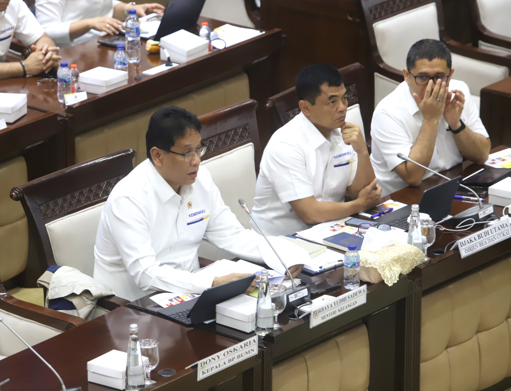 Komisi XI DPR menggelar raker dengan Menkeu Purbaya Yudhi Sadewa dan Dirjen Bea dan Cukai Djaka Budi Utama membahas pengaturan dan pengawasan Bea keluar (Ashar/SinPo.id)