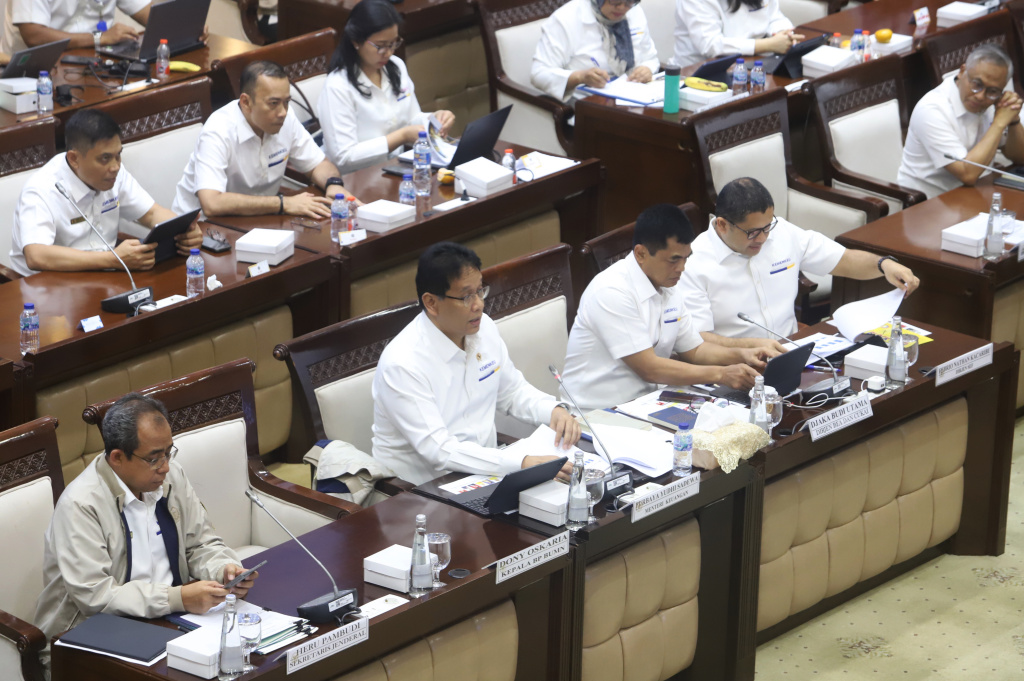 Komisi XI DPR menggelar raker dengan Menkeu Purbaya Yudhi Sadewa dan Dirjen Bea dan Cukai Djaka Budi Utama membahas pengaturan dan pengawasan Bea keluar (Ashar/SinPo.id)