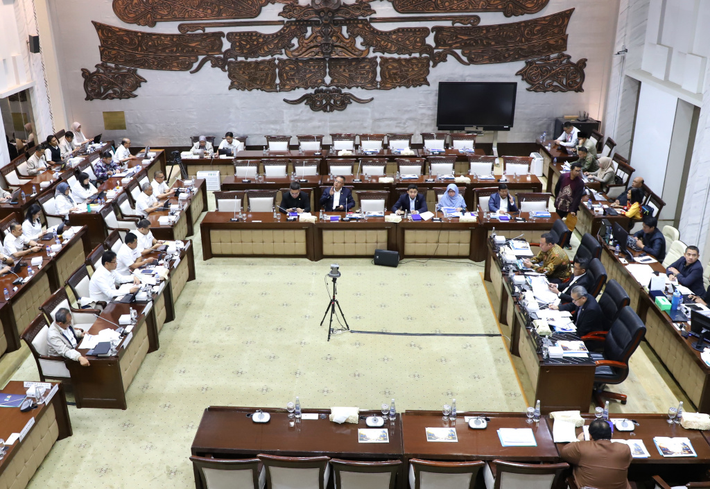 Komisi XI DPR menggelar raker dengan Menkeu Purbaya Yudhi Sadewa dan Dirjen Bea dan Cukai Djaka Budi Utama membahas pengaturan dan pengawasan Bea keluar (Ashar/SinPo.id)