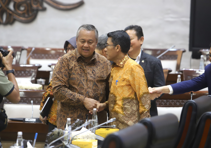 Komisi XI DPR menggelar Raker dengan Menkeu Sri Mulyani dan Gubernur BI Perry Warjiyo membahas Asusmi dasar ekonomi macro tahun 2026 (Ashar/SinPo.id)