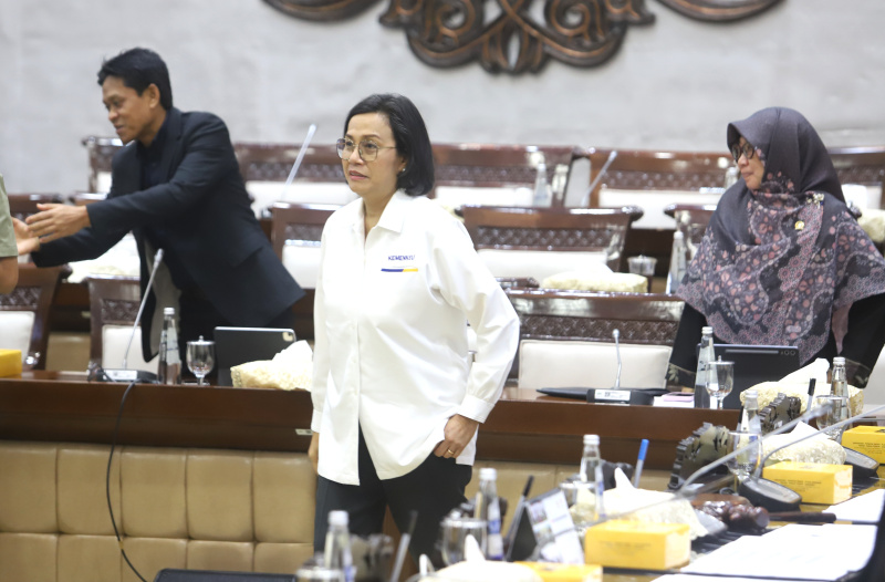 Komisi XI DPR menggelar Raker dengan Menkeu Sri Mulyani dan Gubernur BI Perry Warjiyo membahas Asusmi dasar ekonomi macro tahun 2026 (Ashar/SinPo.id)