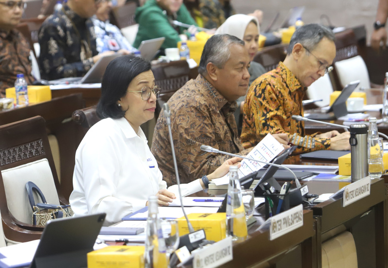 Komisi XI DPR menggelar Raker dengan Menkeu Sri Mulyani dan Gubernur BI Perry Warjiyo membahas Asusmi dasar ekonomi macro tahun 2026 (Ashar/SinPo.id)