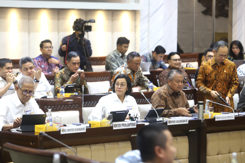 Komisi XI DPR menggelar Raker dengan Menkeu Sri Mulyani dan Gubernur BI Perry Warjiyo membahas Asusmi dasar ekonomi macro tahun 2026 (Ashar/SinPo.id)