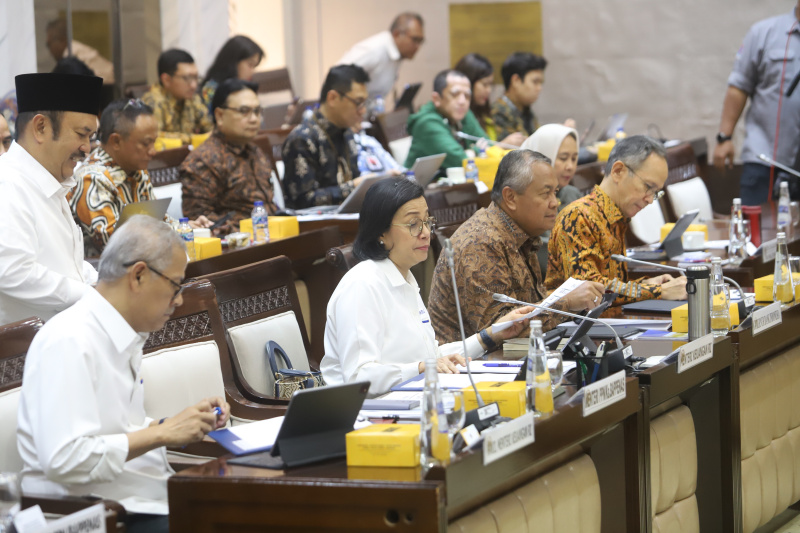 Komisi XI DPR menggelar Raker dengan Menkeu Sri Mulyani dan Gubernur BI Perry Warjiyo membahas Asusmi dasar ekonomi macro tahun 2026 (Ashar/SinPo.id)
