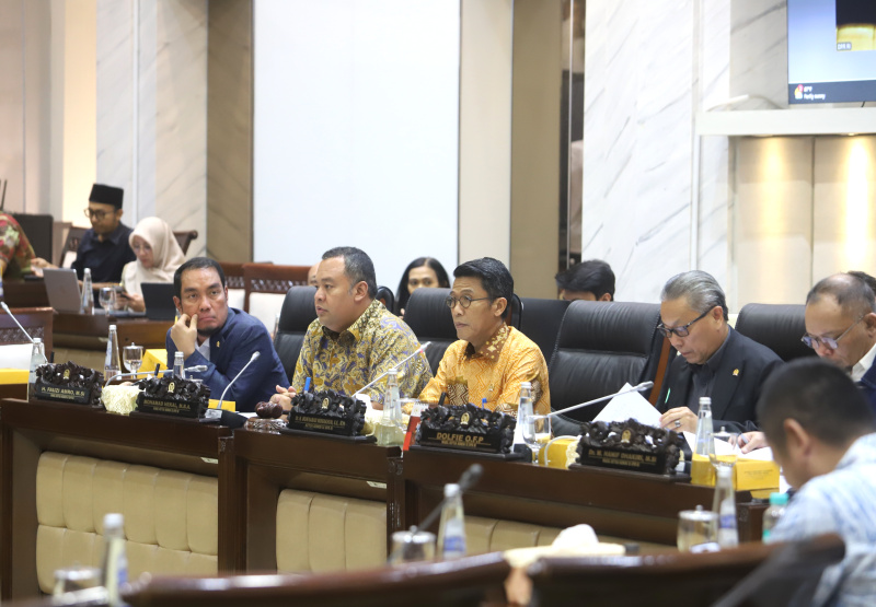 Komisi XI DPR menggelar Raker dengan Menkeu Sri Mulyani dan Gubernur BI Perry Warjiyo membahas Asusmi dasar ekonomi macro tahun 2026 (Ashar/SinPo.id)