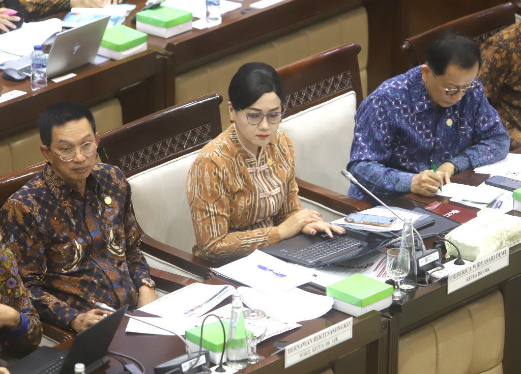 Komisi XI DPR menggelar raker dengan Ketua OJK Friderica Widyasari Dewi membahas program kerja OJK (Ashar/SinPo.id)