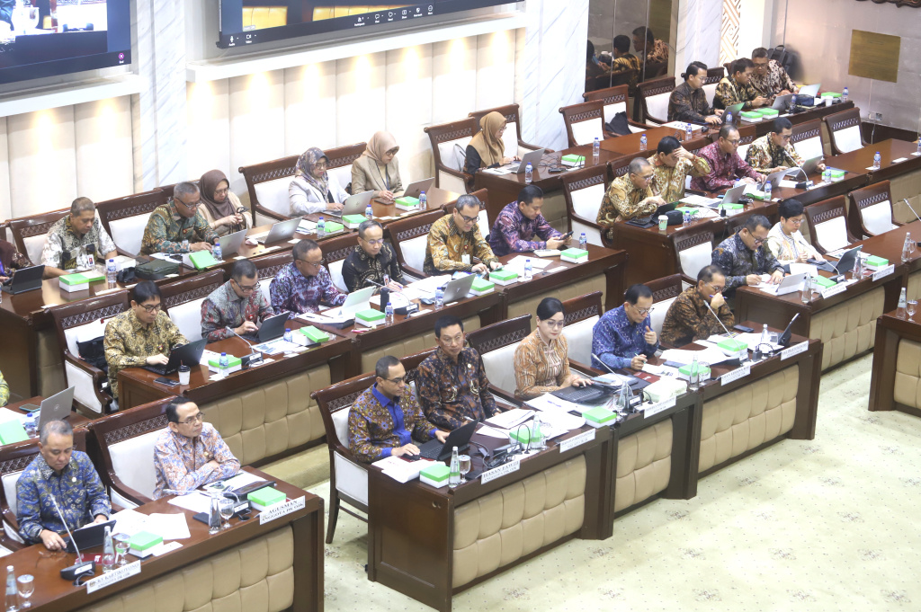 Komisi XI DPR menggelar raker dengan Ketua OJK Friderica Widyasari Dewi membahas program kerja OJK (Ashar/SinPo.id)