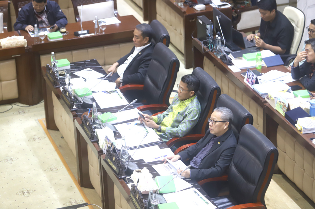 Komisi XI DPR menggelar raker dengan Ketua OJK Friderica Widyasari Dewi membahas program kerja OJK (Ashar/SinPo.id)