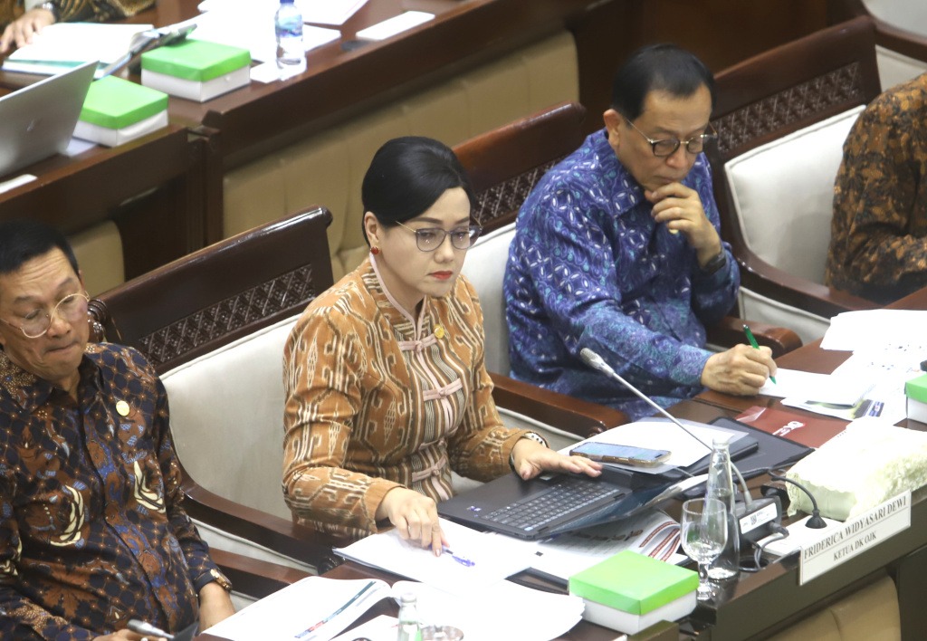 Komisi XI DPR menggelar raker dengan Ketua OJK Friderica Widyasari Dewi membahas program kerja OJK (Ashar/SinPo.id)