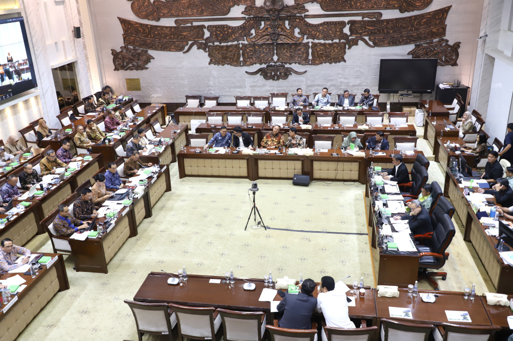 Komisi XI DPR menggelar raker dengan Ketua OJK Friderica Widyasari Dewi membahas program kerja OJK (Ashar/SinPo.id)