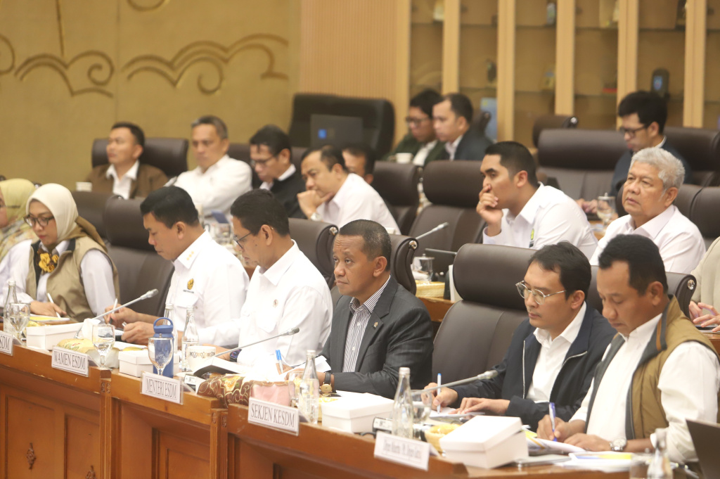 Komisi XII DPR menggelar raker dengan Menteri ESDM Bahlil Lahadalia membahas program strategis ketahanan energi nasional 2026 (Ashar/SinPo.id)