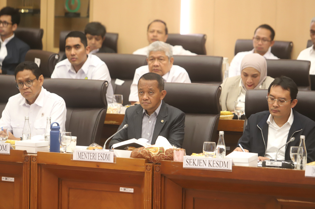 Komisi XII DPR menggelar raker dengan Menteri ESDM Bahlil Lahadalia membahas program strategis ketahanan energi nasional 2026 (Ashar/SinPo.id)