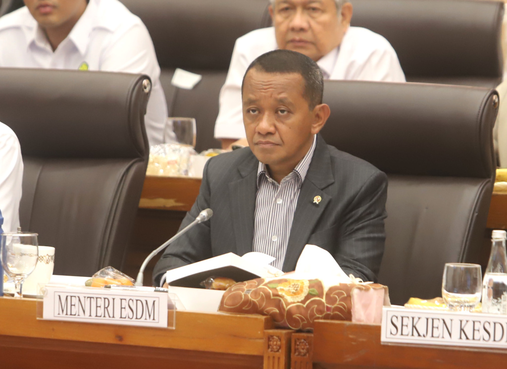 Komisi XII DPR menggelar raker dengan Menteri ESDM Bahlil Lahadalia membahas program strategis ketahanan energi nasional 2026 (Ashar/SinPo.id)
