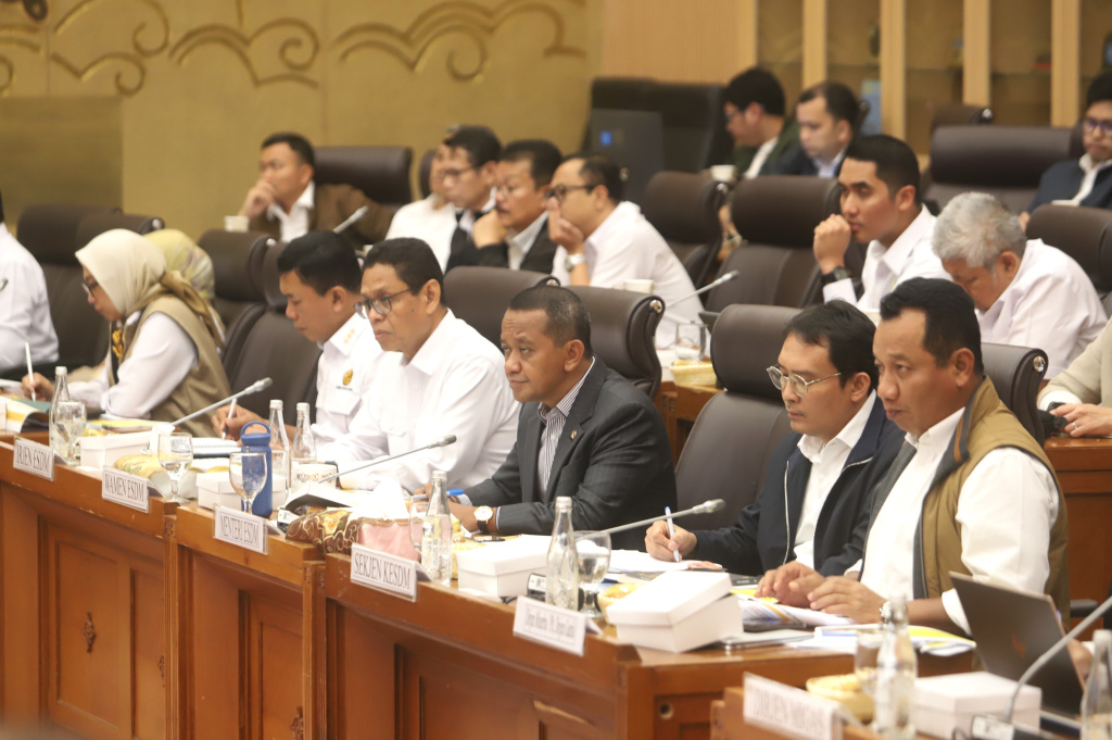 Komisi XII DPR menggelar raker dengan Menteri ESDM Bahlil Lahadalia membahas program strategis ketahanan energi nasional 2026 (Ashar/SinPo.id)