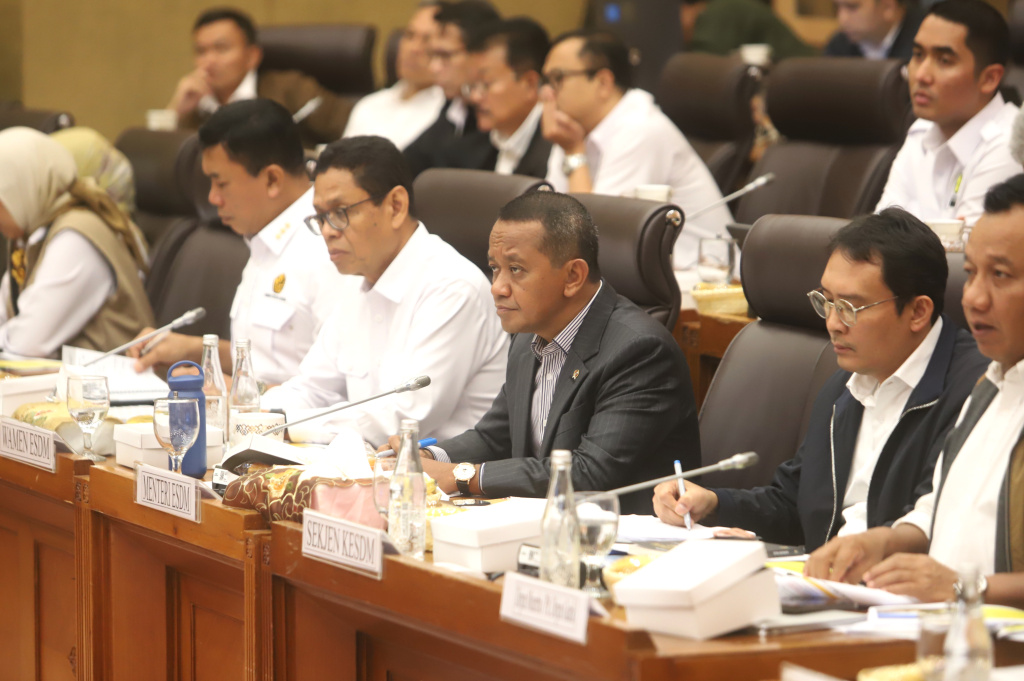Komisi XII DPR menggelar raker dengan Menteri ESDM Bahlil Lahadalia membahas program strategis ketahanan energi nasional 2026 (Ashar/SinPo.id)