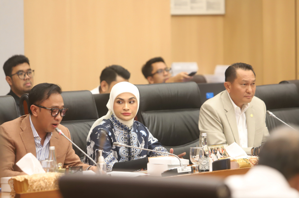 Komisi XII DPR menggelar raker dengan Menteri ESDM Bahlil Lahadalia membahas program strategis ketahanan energi nasional 2026 (Ashar/SinPo.id)