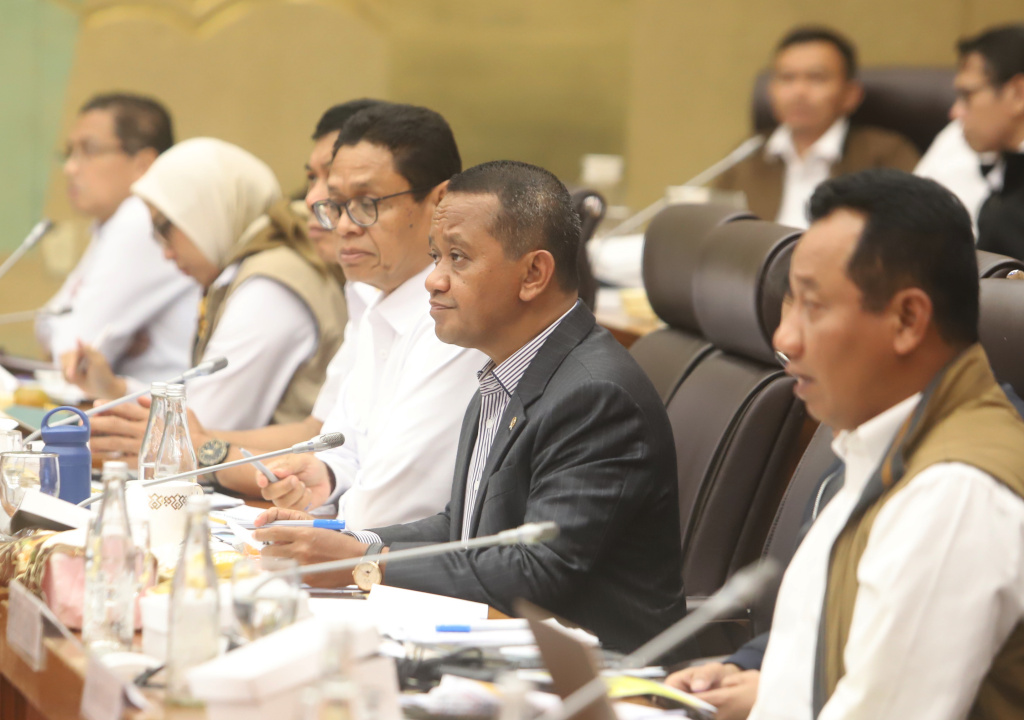 Komisi XII DPR menggelar raker dengan Menteri ESDM Bahlil Lahadalia membahas program strategis ketahanan energi nasional 2026 (Ashar/SinPo.id)