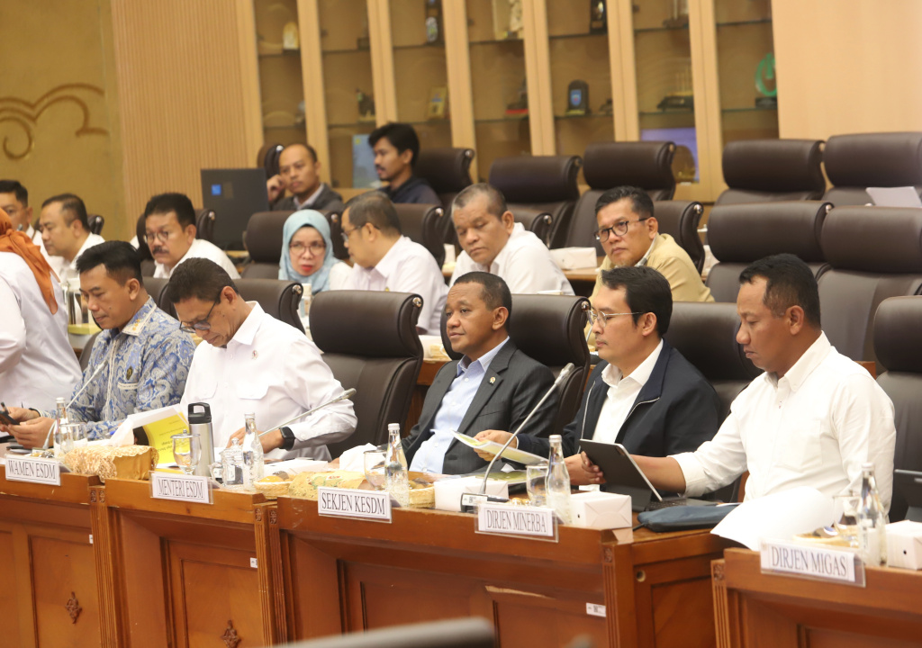 Komisi XII DPR menggelar raker dengan Menteri ESDM Bahlil Lahadalia membahas Rencana Program Strategis Tahun 2026 (Ashar/SinPo.id)