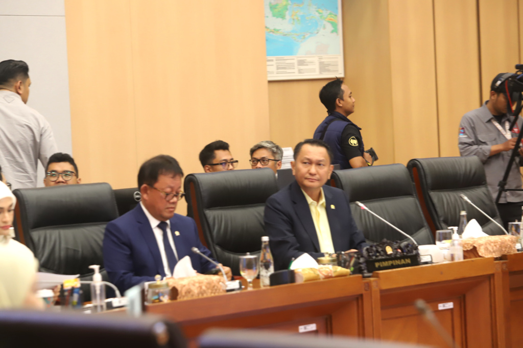 Komisi XII DPR menggelar raker dengan Menteri ESDM Bahlil Lahadalia membahas Rencana Program Strategis Tahun 2026 (Ashar/SinPo.id)