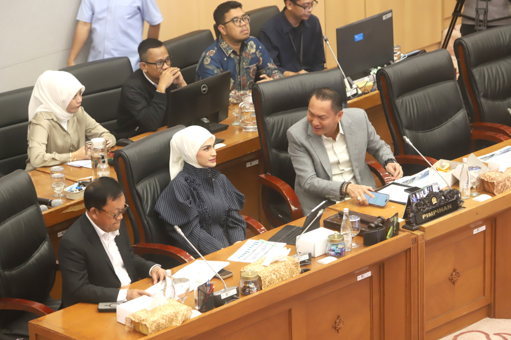 Komisi XII DPR gelar raker dengan Menteri Investasi dan Hilirisasi Rosan Roeslani membahas realisasi program kerja Triwulan I TA 2026 (Ashar/SinPo.id)