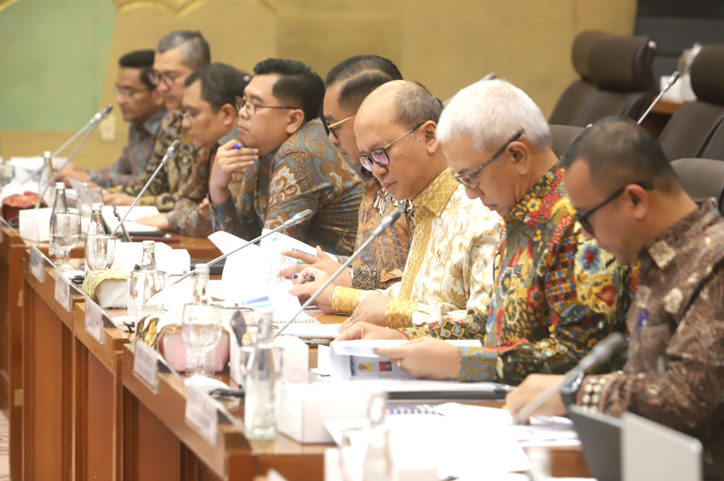 Komisi XII DPR gelar raker dengan Menteri Investasi dan Hilirisasi Rosan Roeslani membahas realisasi program kerja Triwulan I TA 2026 (Ashar/SinPo.id)