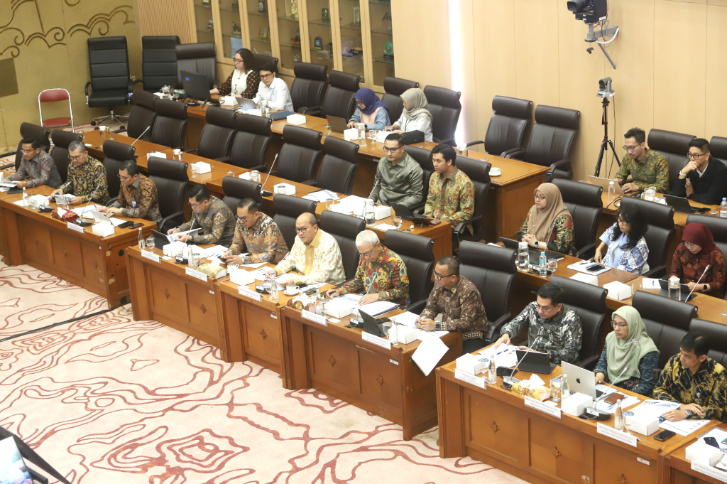 Komisi XII DPR gelar raker dengan Menteri Investasi dan Hilirisasi Rosan Roeslani membahas realisasi program kerja Triwulan I TA 2026 (Ashar/SinPo.id)