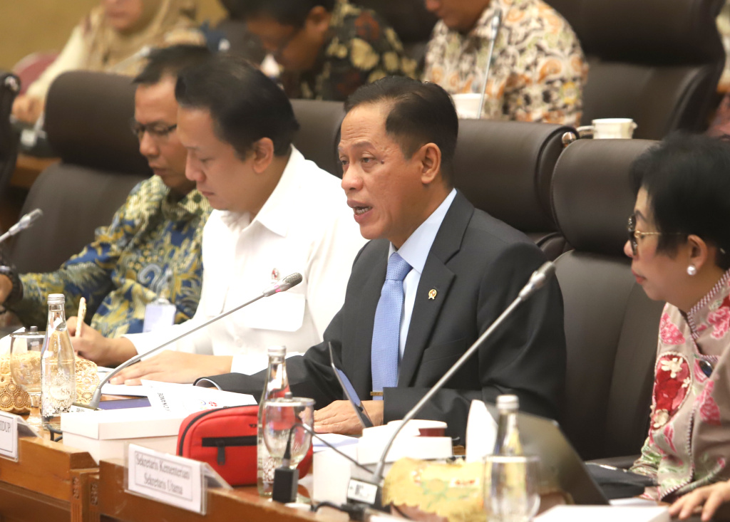 Komisi XII DPR menggelar raker dengan Menteri LH Hanif Faisol Nurofiq membahas realisasi program strategis tahun2025 (Ashar/SinPo.id)