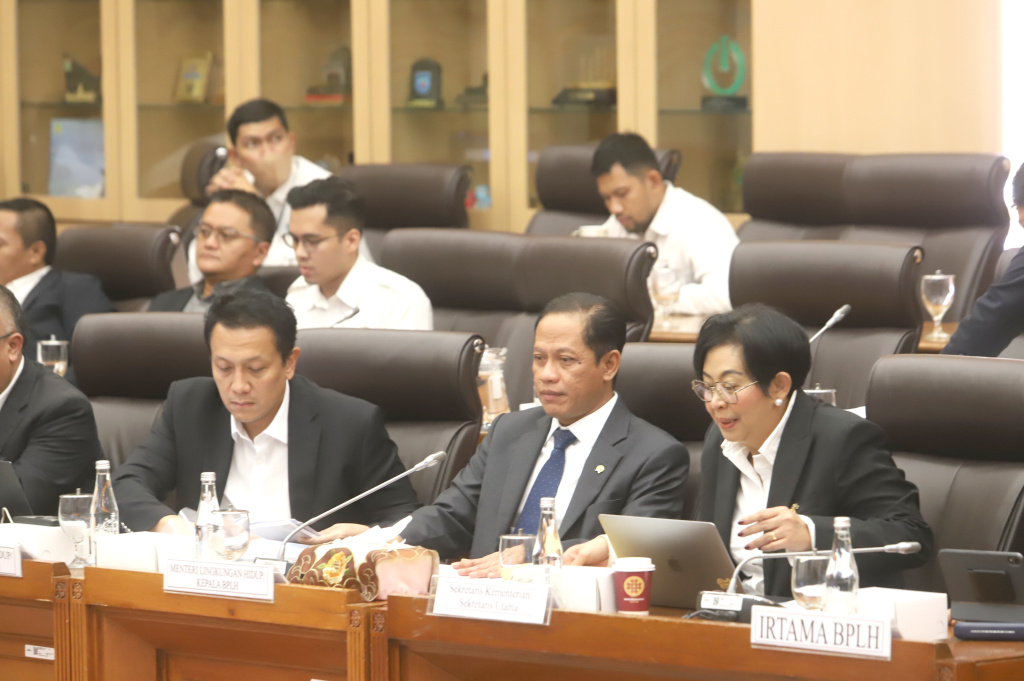 Komisi XII DPR menggelar raker dengan Menteri Lingkungan Hidup Hanif Faisol Nurofiq membahas Program Kerja Triwulan I TA 2026 (Ashar/SinPo.id)