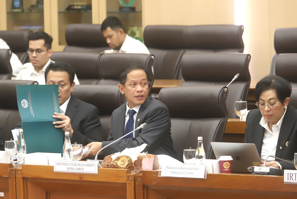 Komisi XII DPR menggelar raker dengan Menteri Lingkungan Hidup Hanif Faisol Nurofiq membahas Program Kerja Triwulan I TA 2026 (Ashar/SinPo.id)