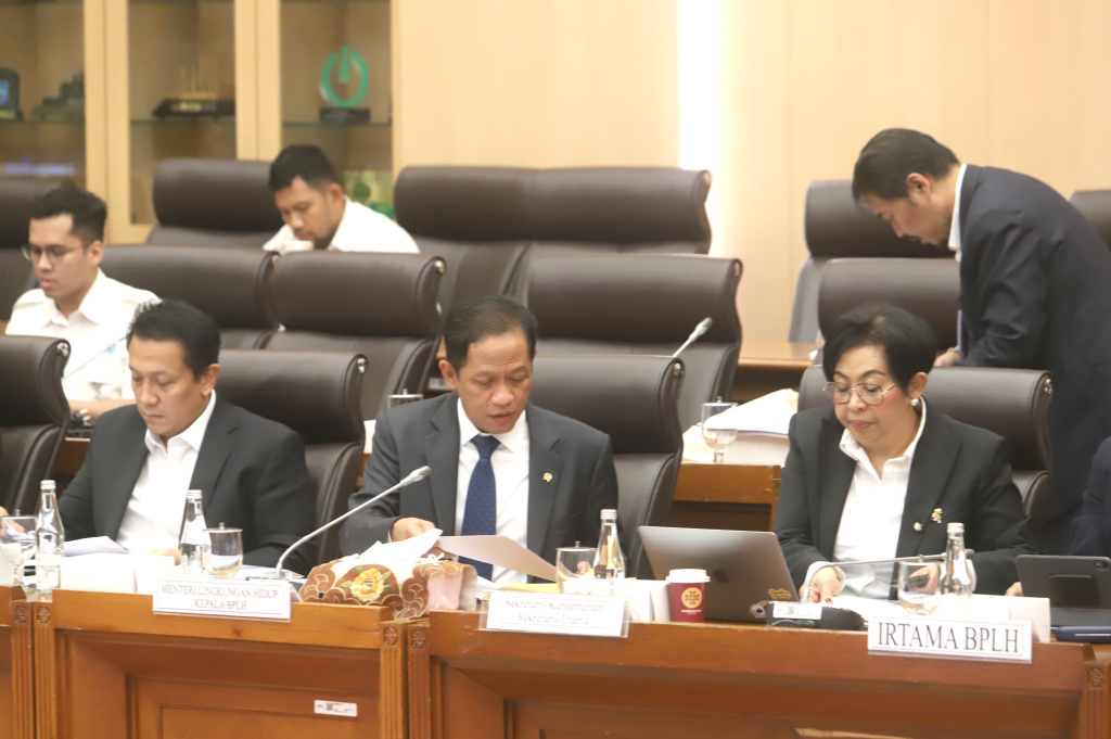 Komisi XII DPR menggelar raker dengan Menteri Lingkungan Hidup Hanif Faisol Nurofiq membahas Program Kerja Triwulan I TA 2026 (Ashar/SinPo.id)