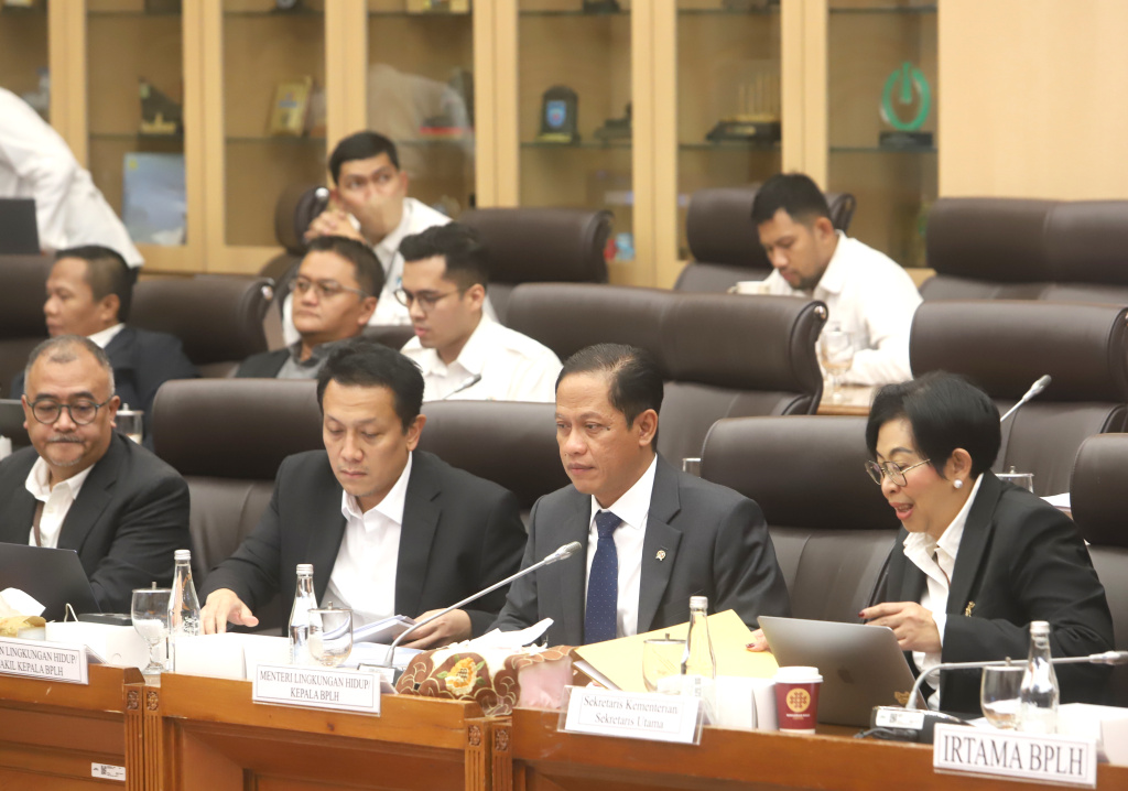 Komisi XII DPR menggelar raker dengan Menteri Lingkungan Hidup Hanif Faisol Nurofiq membahas Program Kerja Triwulan I TA 2026 (Ashar/SinPo.id)