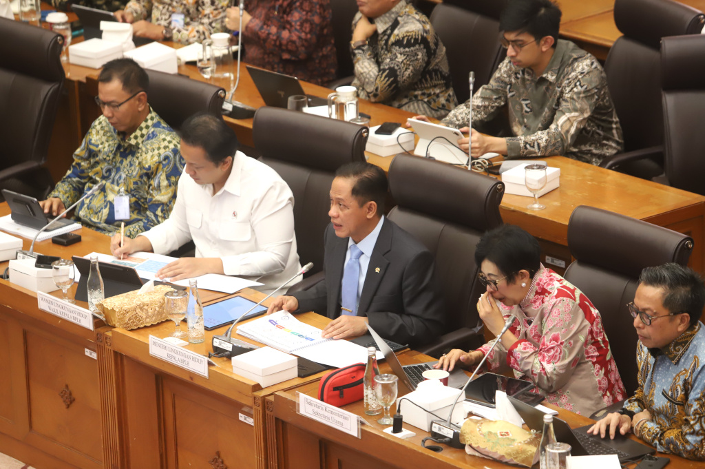 Komisi XII DPR menggelar raker dengan Menteri LH Hanif Faisol Nurofiq membahas realisasi program strategis tahun2025 (Ashar/SinPo.id)