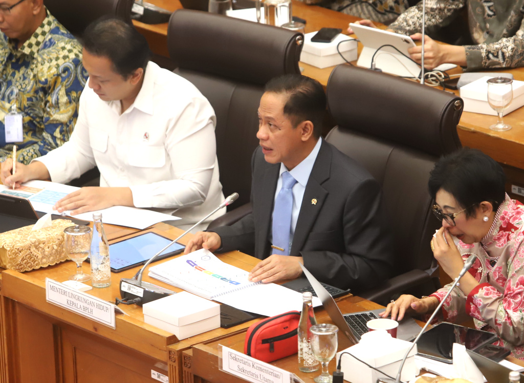 Komisi XII DPR menggelar raker dengan Menteri LH Hanif Faisol Nurofiq membahas realisasi program strategis tahun2025 (Ashar/SinPo.id)