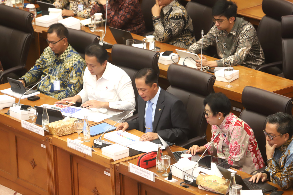 Komisi XII DPR menggelar raker dengan Menteri LH Hanif Faisol Nurofiq membahas realisasi program strategis tahun2025 (Ashar/SinPo.id)
