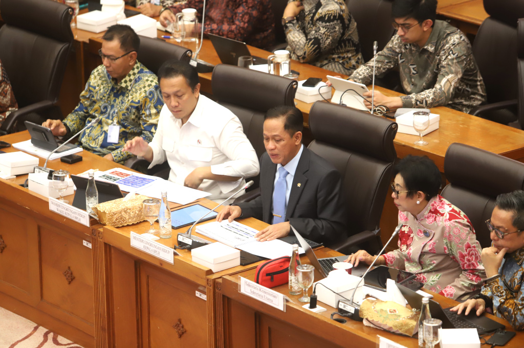 Komisi XII DPR menggelar raker dengan Menteri LH Hanif Faisol Nurofiq membahas realisasi program strategis tahun2025 (Ashar/SinPo.id)