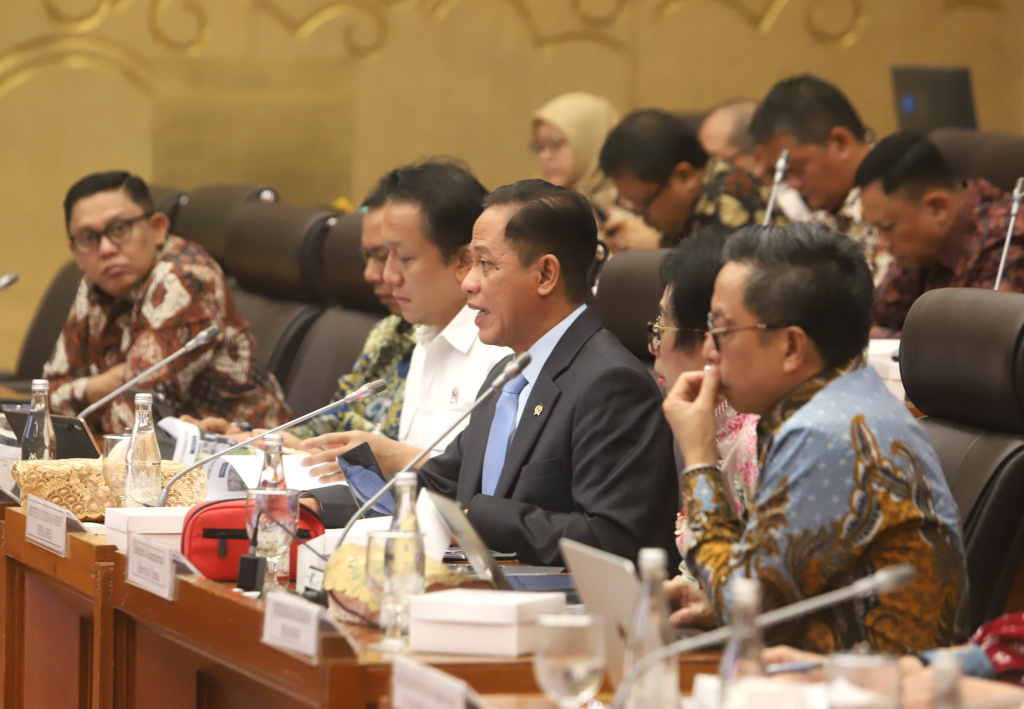 Komisi XII DPR menggelar raker dengan Menteri LH Hanif Faisol Nurofiq membahas realisasi program strategis tahun2025 (Ashar/SinPo.id)
