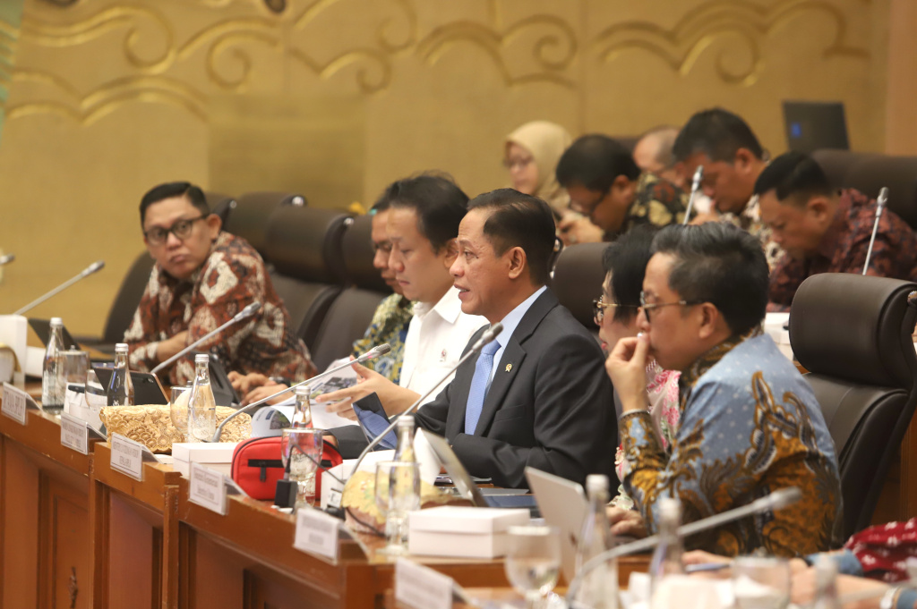 Komisi XII DPR menggelar raker dengan Menteri LH Hanif Faisol Nurofiq membahas realisasi program strategis tahun2025 (Ashar/SinPo.id)