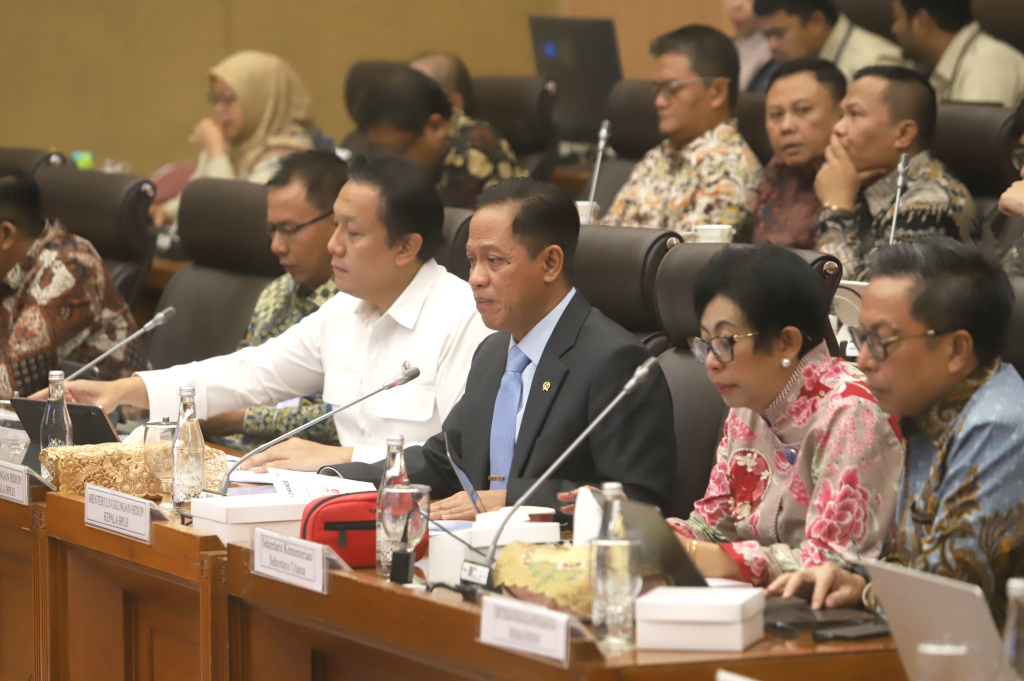 Komisi XII DPR menggelar raker dengan Menteri LH Hanif Faisol Nurofiq membahas realisasi program strategis tahun2025 (Ashar/SinPo.id)