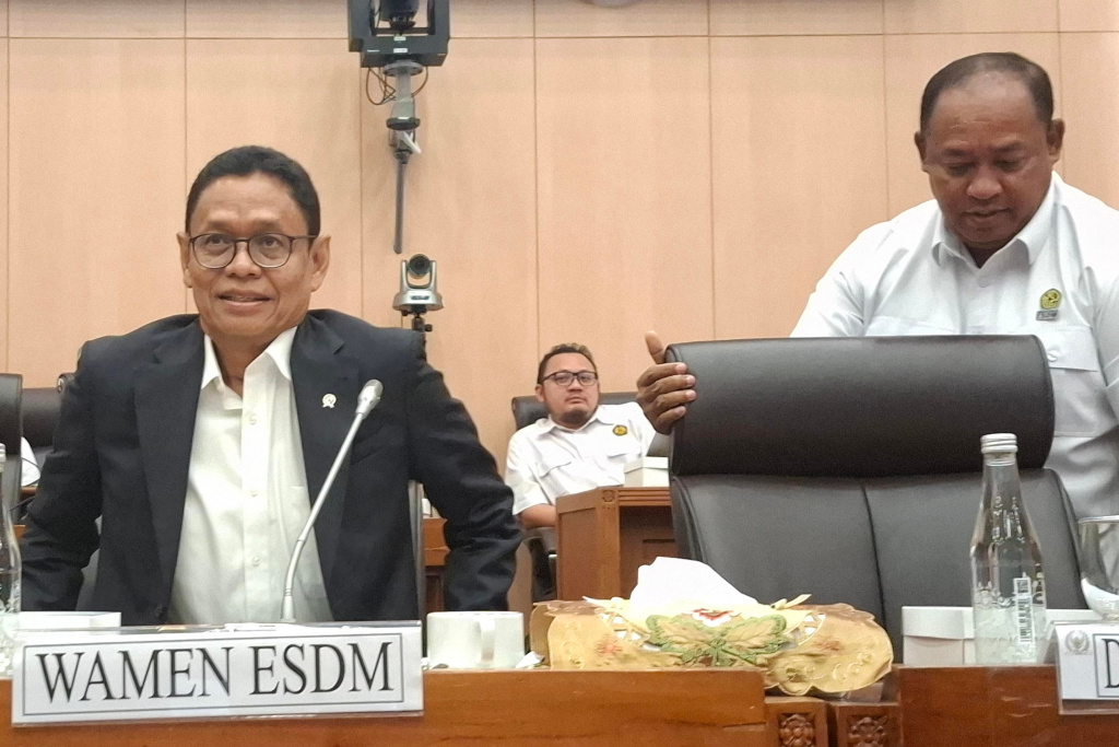 Komisi XII DPR menggelar raker dengan Wamen ESDM Yuliot Tanjung membahas penyesuaian wilayah ijin pertambangan (Ashar/SinPo.id)