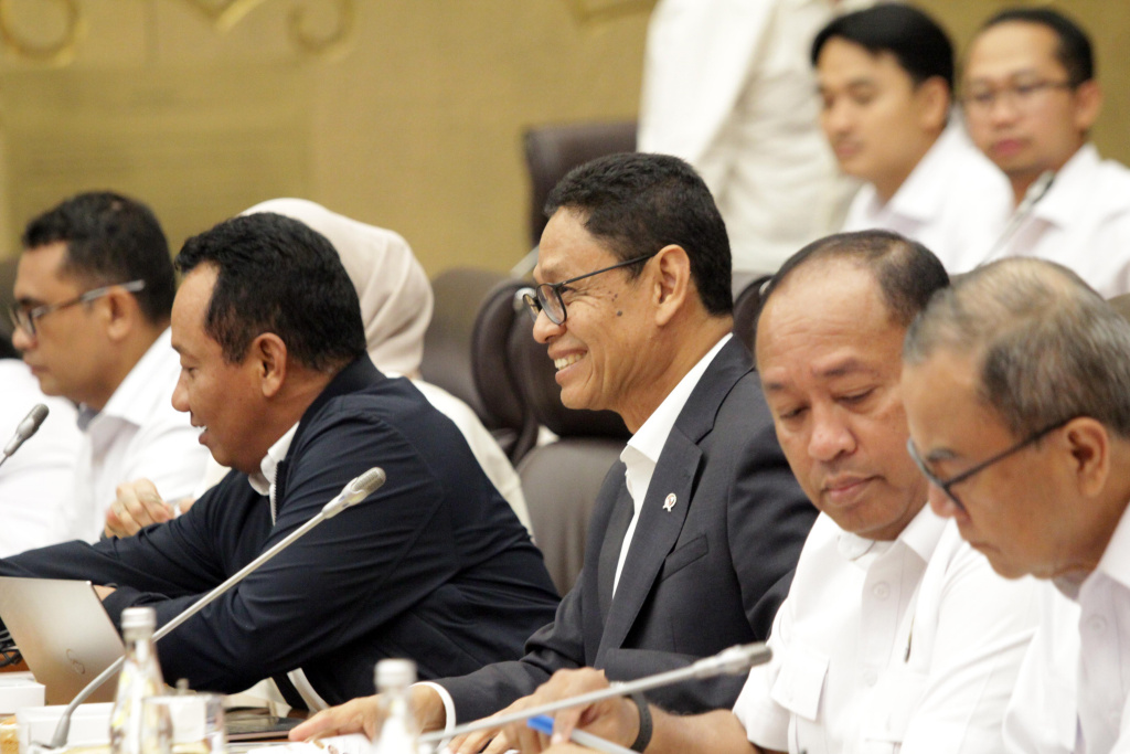 Komisi XII DPR menggelar raker dengan Wamen ESDM Yuliot Tanjung membahas penyesuaian wilayah ijin pertambangan (Ashar/SinPo.id)