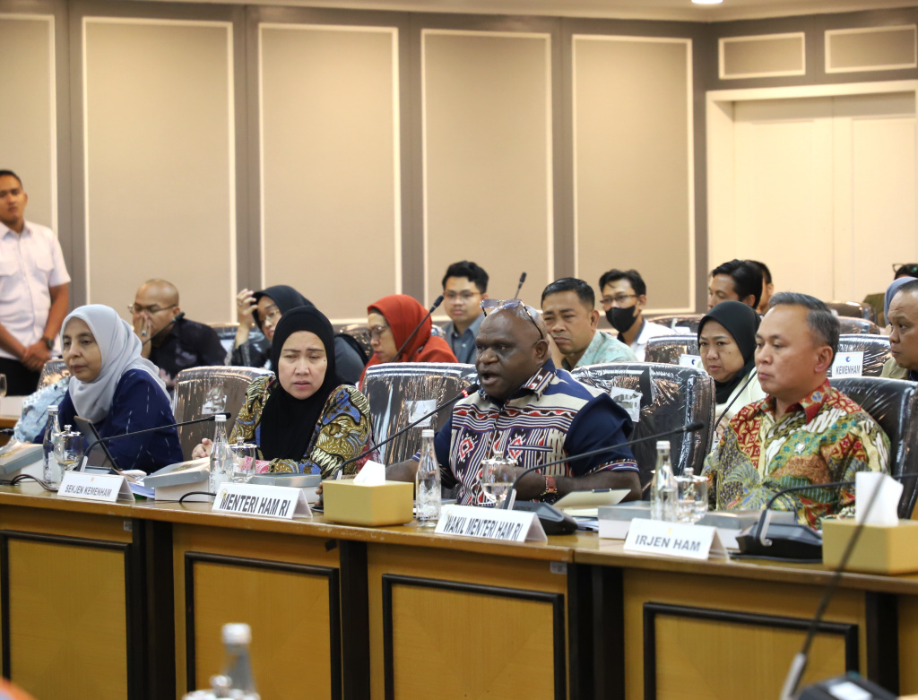Komisi XIII DPR menggelar raker dengan Menteri HAM Natalius Pigai membahas anggaran tahun 2027 (Ashar/SinPo.id)