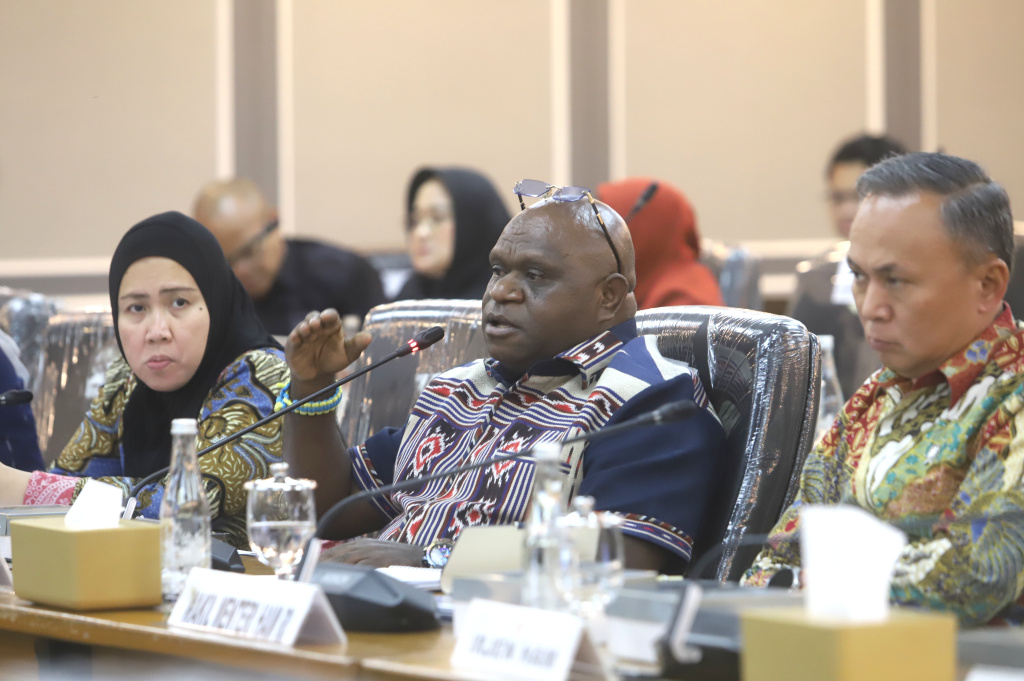 Komisi XIII DPR menggelar raker dengan Menteri HAM Natalius Pigai membahas anggaran tahun 2027 (Ashar/SinPo.id)