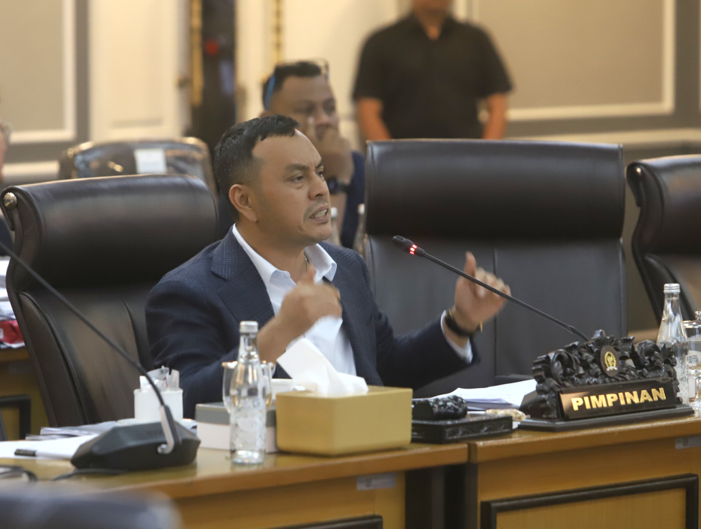 Komisi XIII DPR menggelar raker dengan Menteri HAM Natalius Pigai membahas anggaran tahun 2027 (Ashar/SinPo.id)