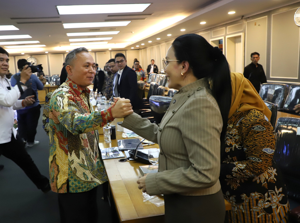 Komisi XIII DPR menggelar raker dengan Menteri HAM Natalius Pigai membahas anggaran tahun 2027 (Ashar/SinPo.id)