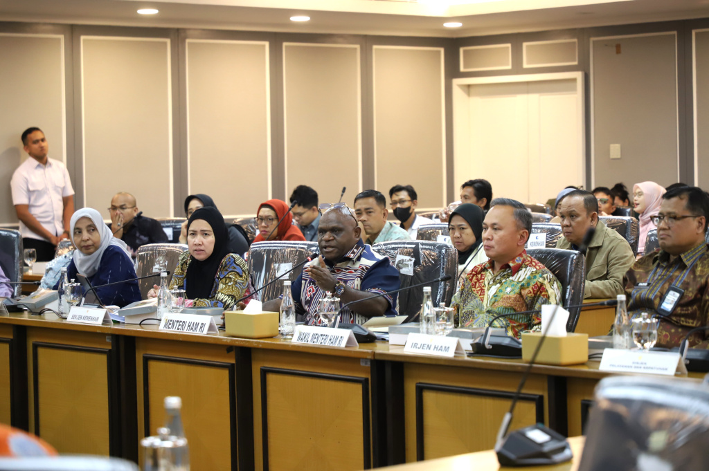 Komisi XIII DPR menggelar raker dengan Menteri HAM Natalius Pigai membahas anggaran tahun 2027 (Ashar/SinPo.id)